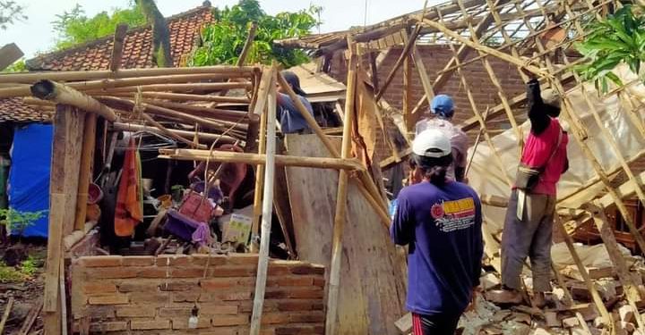 Angin Kencang Robohkan Rumah Warga di Kroya Indramayu