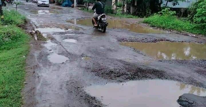 Jalan kota Gabuswetan Persis Kubangan Kerbau