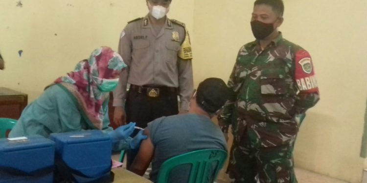 Monitoring Vaksinasi, Babinsa Sertu Tosin Ingin Pastikan Masyarakat Tervaksin Semua