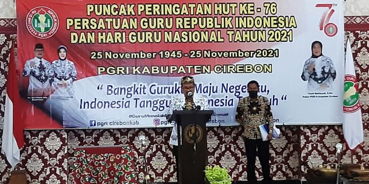 Bupati Dan Wakil Bupati Cirebon Hadiri Acara Puncak Peringatan HUT PGRI ke 76 Dan HGN Tahun 2021