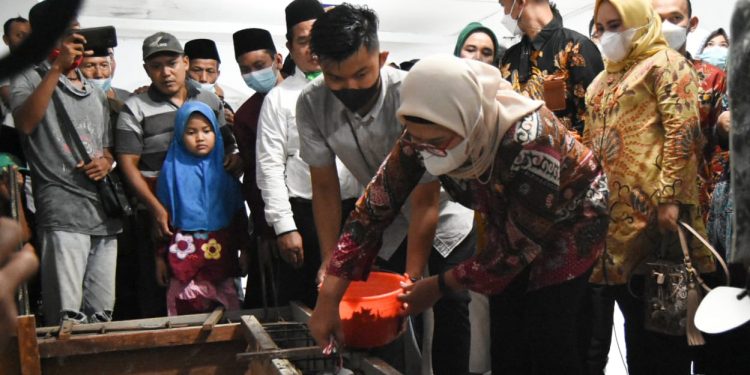 Bupati Nina Agustina Borong Produk UMKM Asal Kecamatan Karangampel