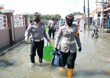 Kasat Lantas Polres Brebes,Bagikan Sembako Masyarakat Berdampak Rob