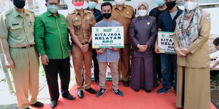 Pemuda Nelayan “Samdik Comunity” Terima Bantuan Kerang Ijo (Burjo) Program Jaga Nelayan