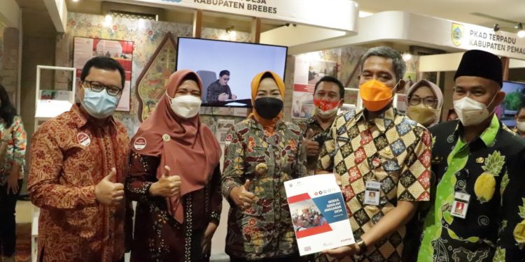 Bupati Terima Dua Penghargaan dari Kompak