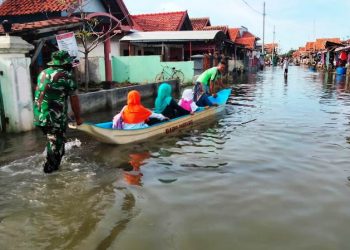 Ratusan Warga Pesisir Brebes Terdampak Rob Terima Bantuan