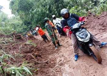 Longsor, Jalan Provinsi Salem-Majenang Sempat Lumpuh