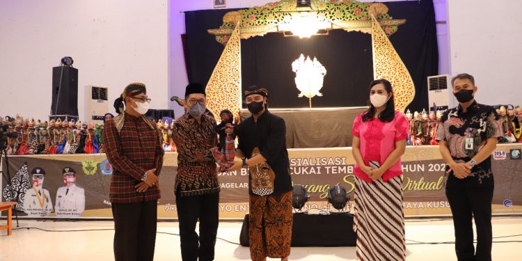 Sosialisasi Cukai, Dinkominfotik Brebes Nanggap Wayang Santri