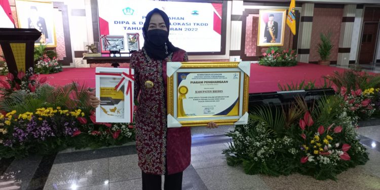 Bupati Terima Penghargaan Kinerja Pengelolaan Dana Desa