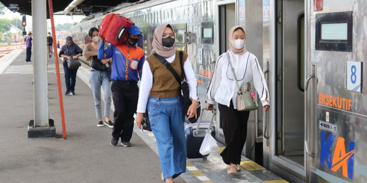 Perjalanan Natal dan Tahun Baru, PT KAI Daop 3 Cirebon Siap Operasikan KA Sesuai Prokes