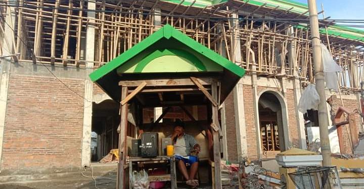 Warga Eretan Kulon Kandangahaur Gotong Royong Bangun Masjid Jamie At-Taufiq
