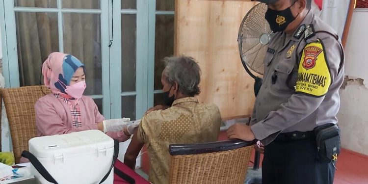 Kuwu Iskandar Dan Bripka Andi Sucitna Mengingatkan Warga Yang Belum Menerima Suntikan Vaksin Untuk Segera Datang Ke Gerai Vaksinasi Guna Mendapatkan Suntikan Vaksin