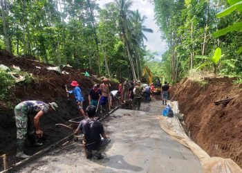 Karya Bakti TNI Kodim Brebes Buka dan Tingkatkan Jalan Usaha Tani di Bumiayu