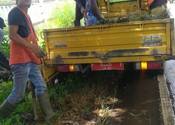 Petugas PU PPK 13, Buang Sampah Hasil Pungut di Jalan di Ruas Jalan