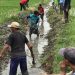 Pemdes Sende Bersama Unsur Masyarakat Laksanakan Kegiatan Kebersihan Lingkungan