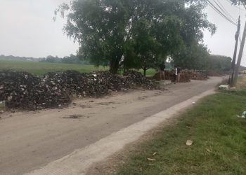 Warga Desa Tegalkarang Komplen Terkait Urugan Tanah Yang Gunakan Limbah Sampah Anorganik di Tanah Eks Rel
