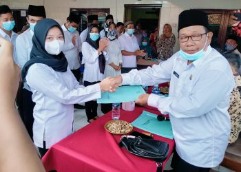 Jahuri Lantik Perangkat Desa Sekaligus Berikan Santunan Kepada Anak Yatim dan Yatim Piatu