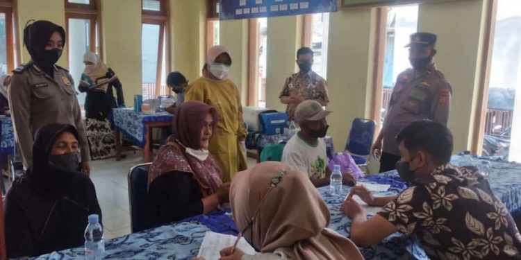 UPTD Puskesmas KlangenanMelakukan Pengobatan Gratis Di Desa Danawinangun