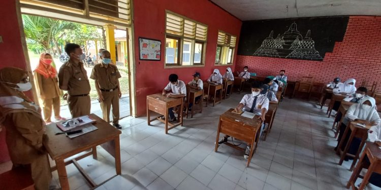 Camat Kedokanbunder Monitor Ujian Sekolah SD/SMP