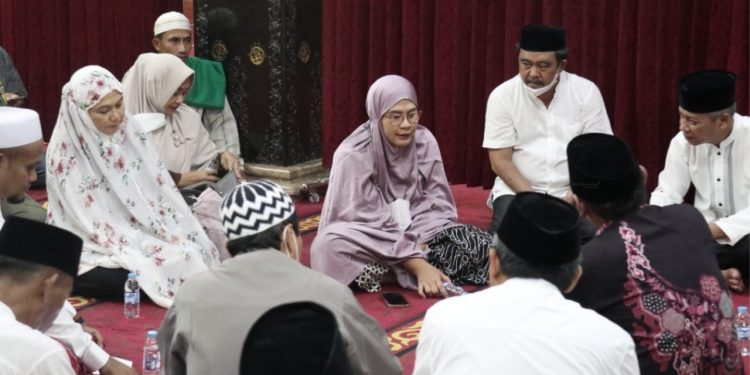 Bupati Indramayu Shalat Tarawih Perdana di Masjid Agung