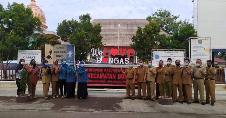 Camat Bongas Berikan Contoh Kepada Para Kuwu Agar Tetap Menjaga Kebersihan Dikantornya