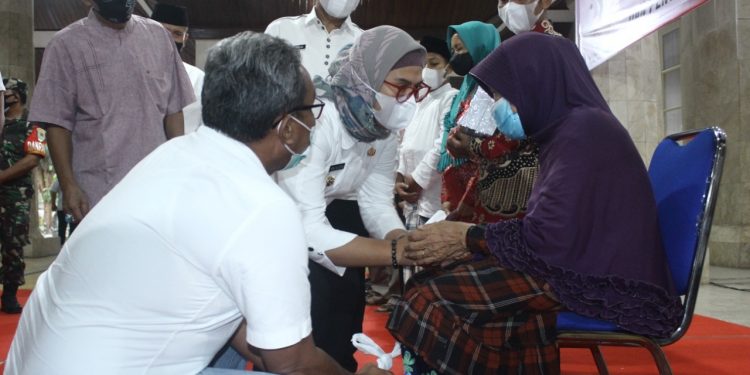 Ngabuburit Bareg Bupati Indramayu, Masyarakat Peroleh Bantuan