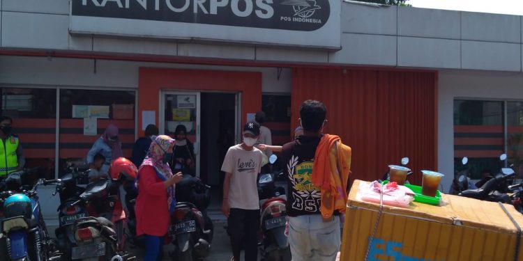 Masyarakat desa karangmulya terima BLT