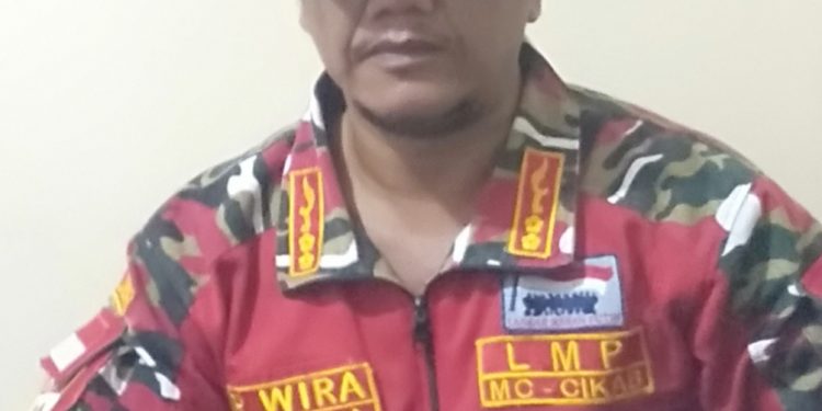 Meski hujan,Laskar Merah Putih Marcab Kabupaten Cirebon Bagikan Takjil Untuk Warga