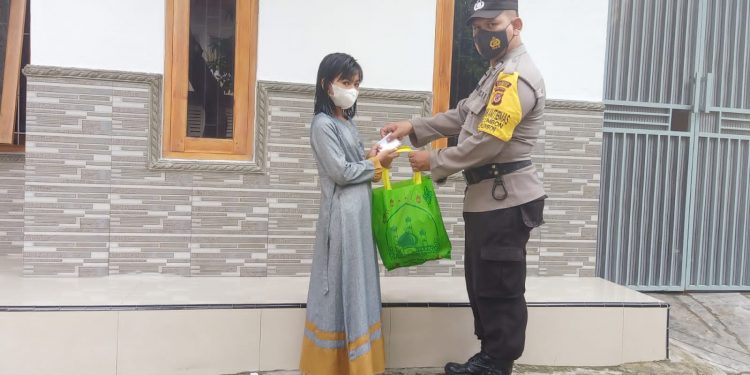Bhabinkamtibmas Desa Plumbon Dibulan Suci Ramadhan Berbagi Dengan Anak Asuhnya, Ayunisa