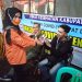 Jajaran BPBD Kabupaten Cirebon Bagikan Sabun Dan Hand Sanitezer Kepada Pemudik Di Posko BPBD Ramayana Weru