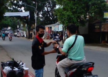 Karang Taruna Sura Bhakti Desa Plumbon Berbagi Takjil Dibulan Penuh Berkah