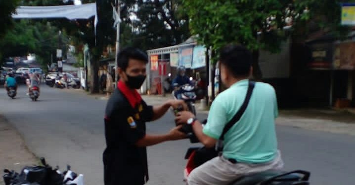 Karang Taruna Sura Bhakti Desa Plumbon Berbagi Takjil Dibulan Penuh Berkah