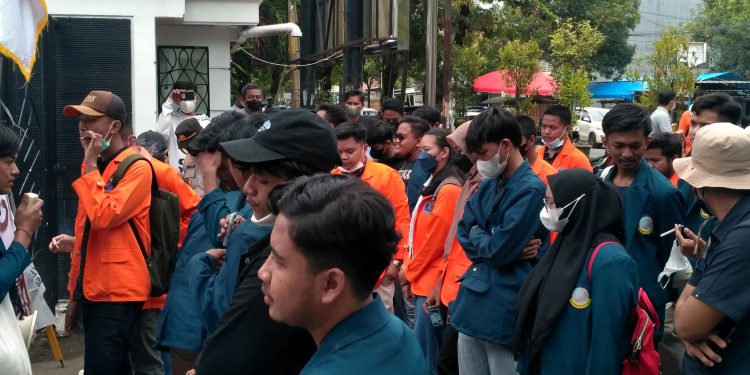 Aliansi BEM Indramayu Lakukan Aksi Demo Terkait Kelangkaan Minyak Goreng