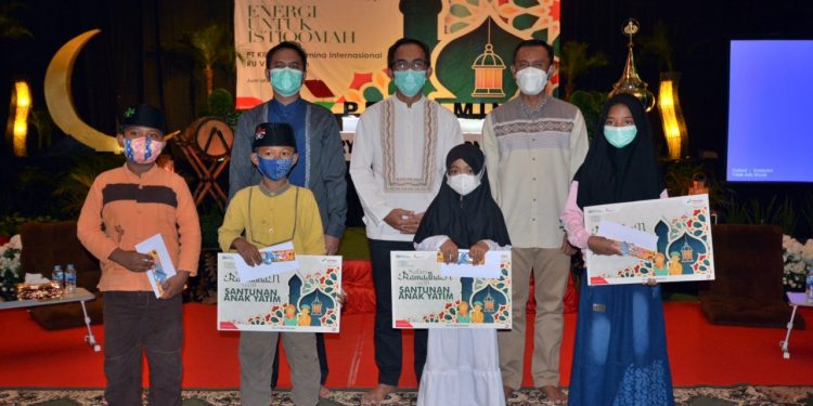 Safari Ramadhan di RU VI Balongan, Dirut PT KPI Santuni Anak Yatim 