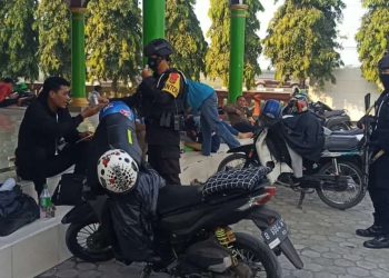 Anggota Kompi 4 Batalyon C Pelopor Satbrimob Polda Jabar Bagikan Hand Sanitezer Kepada Pemudik Di Rest Area Masjid Al Yusro Winong Dan Rest Area Lainnya