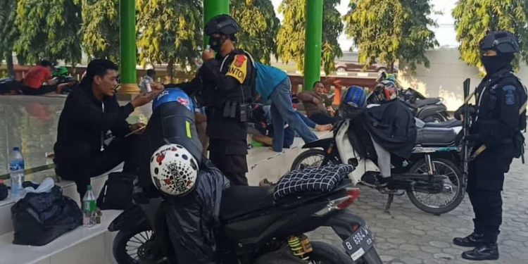 Anggota Kompi 4 Batalyon C Pelopor Satbrimob Polda Jabar Bagikan Hand Sanitezer Kepada Pemudik Di Rest Area Masjid Al Yusro Winong Dan Rest Area Lainnya