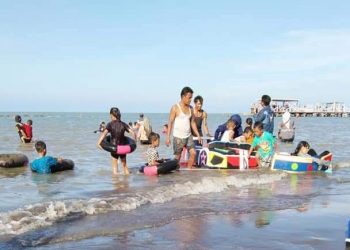 Selama Cuti Bersama, Pantai Legenda Indramayu Dipadati Pengunjung
