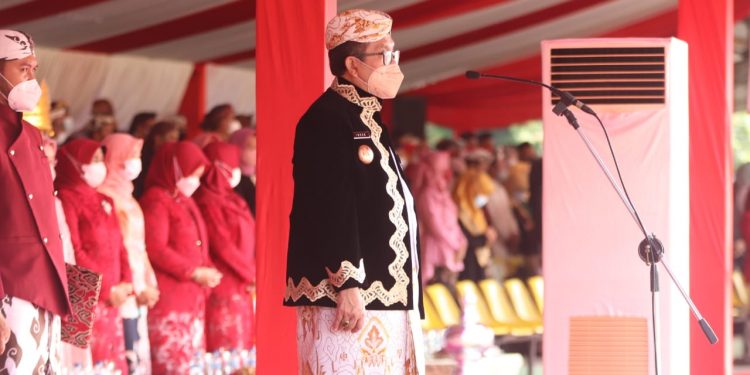 Bupati Cirebon H. Imron Pimpin Upacara Peringatan Hardiknas 2022