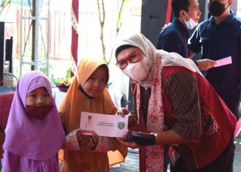 HUT ke-41 Kecamatan Bongas, Bupati Indramayu Berikan Santunan 