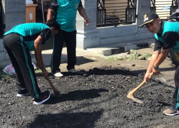 Pemdes Sende Lakukan Kegiatan Rutin Jumsih dan Perbaiki Ruas Jalan Berlubang