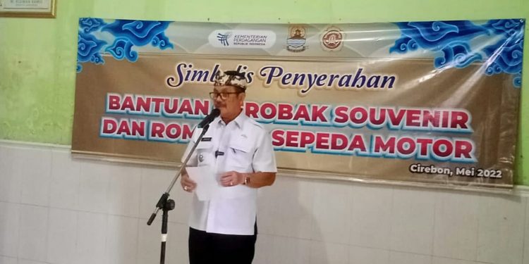 Bupati Cirebon Bagikan Seratus Gerobak Gratis Untuk Warga