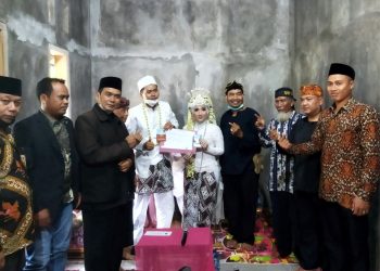 Pasangan Pengantin di Indramayu Peroleh Program Dukcapil Berkah