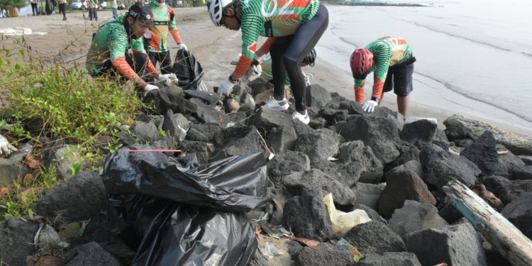 Peringati Hari Lingkungan Hidup Sedunia 2022, Pertamina Balongan Tanam Pohon Cemara laut dan Bersih-Bersih pantai