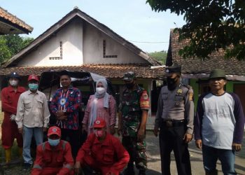 Petugas Dinkes Kabupaten Cirebon Bersama Pemdes Warukawung Dan Nakes Puskesmas Waruroyom Lakukan Fogging Antisipasi DBD
