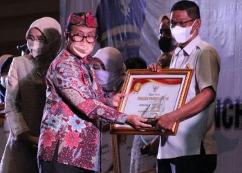 Pemkab Cirebon Melalui Bapenda Memberikan Penghargaan Dan Apresiasi Kepada Wajib Pajak Teladan Tahun 2021