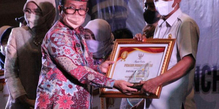 Pemkab Cirebon Melalui Bapenda Memberikan Penghargaan Dan Apresiasi Kepada Wajib Pajak Teladan Tahun 2021