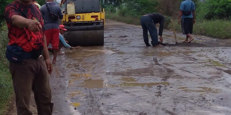 Tokoh Masyarakat Monitor Rehab Jalan Kamplong Drunten