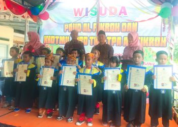 Kuwu Desa Sende Hadiri Wisuda PAUD Al Fikroh dan Khotmil Iqro TKA-TPA Al Fikroh
