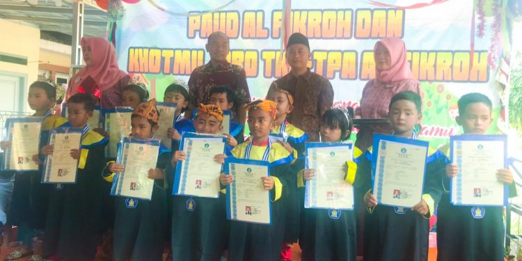 Kuwu Desa Sende Hadiri Wisuda PAUD Al Fikroh dan Khotmil Iqro TKA-TPA Al Fikroh
