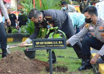 Hari Bhayangkara ke-76, Sejumlah Pohon Langka Ditanam di Mapolresta Cirebon