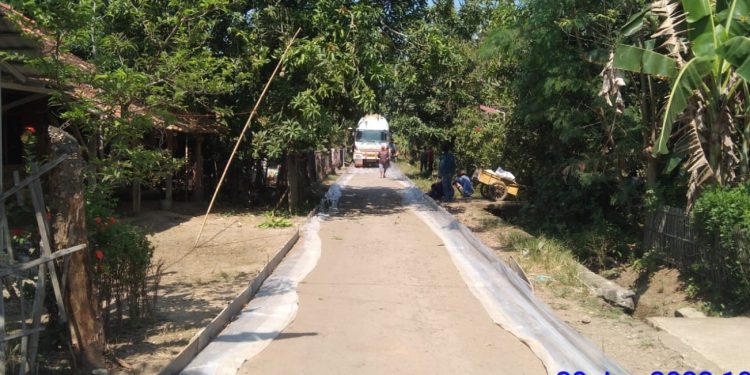 Jalan Poros Desa Cipedang Indramayu di Cor Beton
